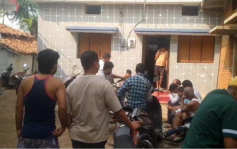 CG Crime News : दिवाली से पहले दर्दनाक हादसा, कमरे में मिली मां – बेटी की लाश से इलाके में मची सनसनी..