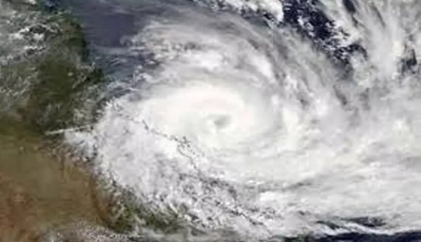 Cyclone Montha : छत्तीसगढ़ में दिख रहा चक्रवाती तूफान मोंथा का असर, तेज हवा के साथ भारी बारिश का अलर्ट, इन जिलों में पड़ेगा ज्यादा प्रभाव