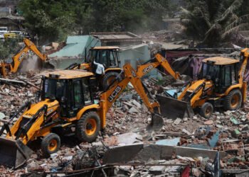 CG : सरकारी जमीनों पर चला प्रशासन का डंडा : तालाब, चारागाह और वनभूमि को अतिक्रमण मुक्त कराने अभियान शुरू