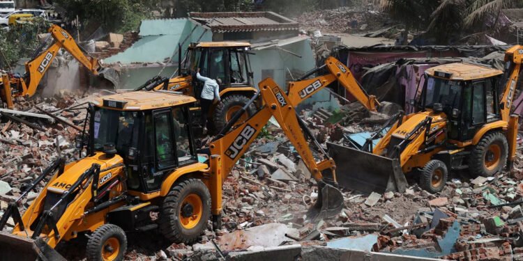 CG : सरकारी जमीनों पर चला प्रशासन का डंडा : तालाब, चारागाह और वनभूमि को अतिक्रमण मुक्त कराने अभियान शुरू