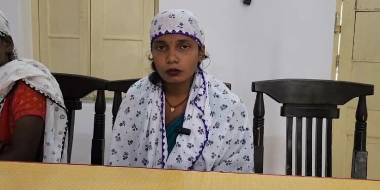 CG : पति की शिकायत लेकर थाना पहुंची महिला के साथ दुर्व्यवहार का आरोप #### भाग यहां से …. थाना प्रभारी के खिलाफ अब कांग्रेस नेता खोलेंगे मोर्चा