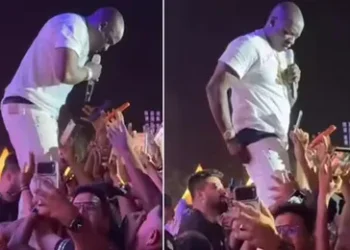 Viral Video : लाइव कॉन्सर्ट के दौरान शर्मनाक हरकत फैंस ने खींच दी मशहूर सिंगर की पैंट, सोशल मीडिया पर वीडियो हुआ वायरल