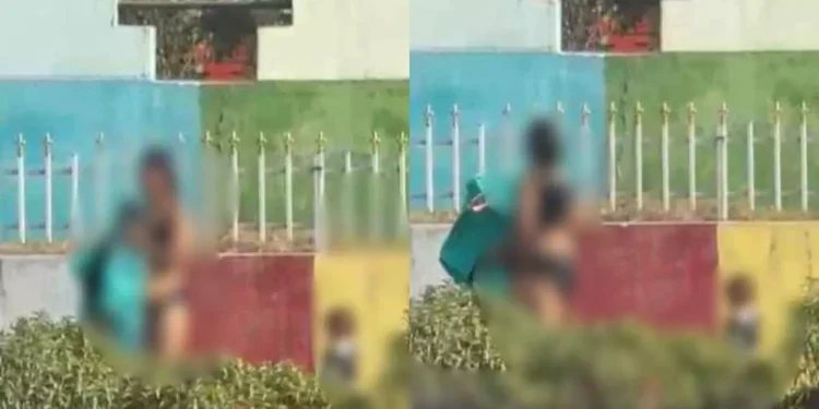 Korba Viral Video : स्थानीय लोगों और राहगीरों के सामने महिला ने अचानक उतार दिए अपने कपडे और हंगामा किया शुरू देखे पूरा वीडियो