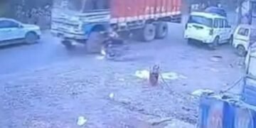 CG Road Accident : ट्रक ने बाइक सवार को कुचला युवक की मौके पर ही मौत, 20 लाख मुआवजे की मांग, परिजनों ने शव रखकर किया चक्काजाम