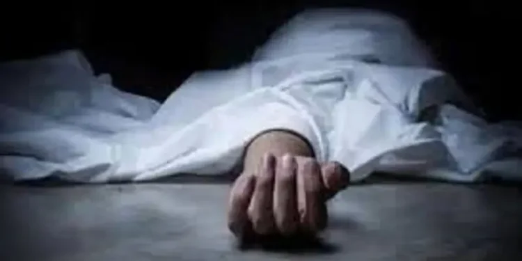 CG News : घर में मिली पति – पत्नी की लाश, बिस्तर पर पड़ा था महिला का शव, फंदे पर लटका मिला पति जांच मे जुटी पुलिस