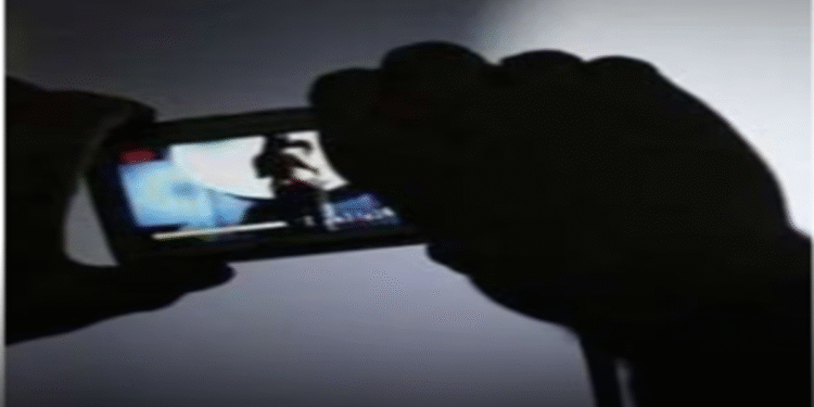 Viral Video : मोबाइल में अपने नहाने का अश्लील वीडियो देख हैरान रह गई महिला, नाबालिग ने शूट कर किया वायरल