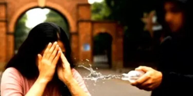 Crime News : विधवा बहू से निकाह रचाने की जिद पर अड़ा था जेठ …. इंकार किया तो चेहरे पर फेंक दिया तेज़ाब, हालत गंभीर