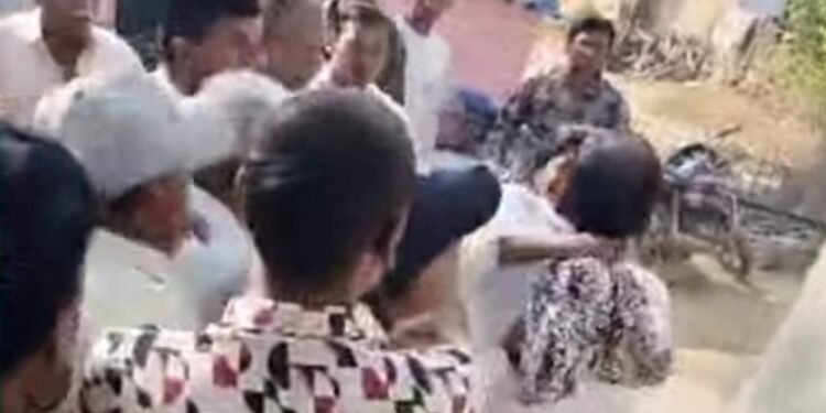CG Viral Video : रामायण मंडली की बचत राशि पर विवाद, दो पक्षों में जमकर मारपीट, 7 लोगों पर केस दर्ज देखे पूरा वीडियो