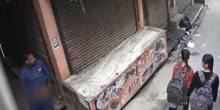 Viral News : सड़क पर जा रही छात्राओं को पेंट की जिप खोलकर दिखाता था अपना प्राइवेट पार्ट! कैमरे में कैद हुई हरकत