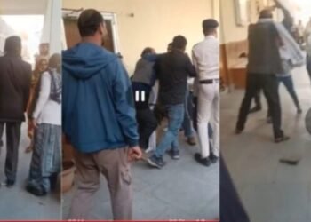 CG News : न्यायालय परिसर में पेशी के दौरान दो पक्षों में जबरदस्त मारपीट, पुलिस जवानों ने किया बीच – बचाव वीडियो वायरल