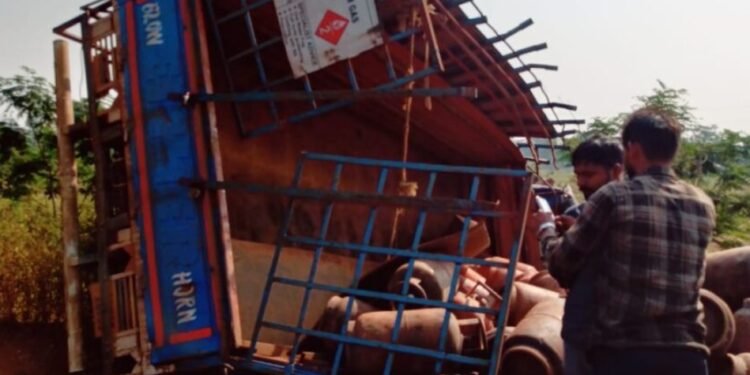 CG Road Accident : सिलेंडर से भरा ट्रक पलटा, हो सकता था बड़ा दुर्घटना मची अफरा तफरी ग्रामीणों ने कहा …