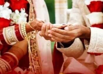 CG : छत्तीसगढ़ में इंटरकास्ट शादी पर बवाल! रिटायर्ड अफसर का परिवार हुआ समाज से बहिष्कृत, बेटे की शादी के बाद … अब पुलिस ने दर्ज किया FIR