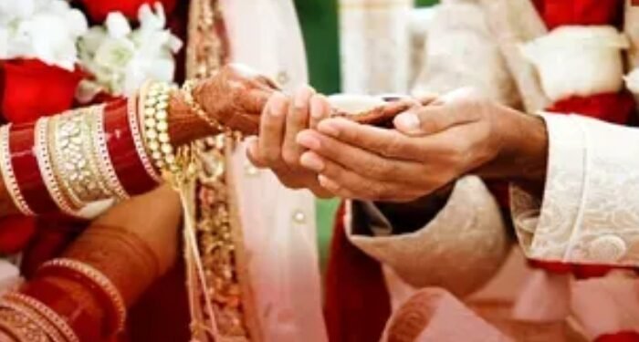 CG : छत्तीसगढ़ में इंटरकास्ट शादी पर बवाल! रिटायर्ड अफसर का परिवार हुआ समाज से बहिष्कृत, बेटे की शादी के बाद … अब पुलिस ने दर्ज किया FIR