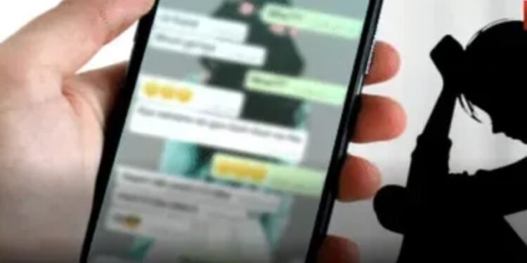 School Teacher : सरकारी शिक्षक का अश्लील कांड स्कूल की छात्राओं को मैसेज कर करता था डिमांड, मना करने पर