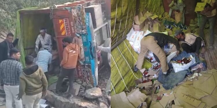 CG Road Accident : शराब से भरी माजदा गाड़ी पलटी, सड़क पर बिखरी पेटियां मौके पर पहुंची पुलिस