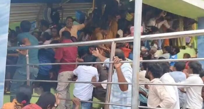 Breaking News : मंदिर में मची भगदड़ …. बच्चों और महिला समेत 12 की मौत, एकादशी पर मंदिर में जुटी थी भीड़