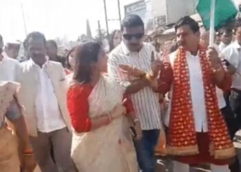 CG : केंद्रीय मंत्री के सामने भिड़ गयी प्रदेश मंत्री और विधायक मंत्री के साथ पहले कतार में चलने को लेकर हुआ विवाद …. दे दी धमकी