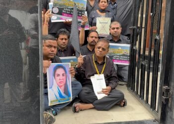 CG : काला कपड़ा पहनकर विरोध करने जा रहे अमित जोगी को रोका, अब प्रार्थना व उपवास के साथ पुलिसकर्मियों को मिठाई बांटकर कर रहे गांधीगिरी