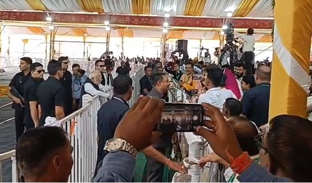 जब प्रधानमंत्री दूर से पहचान गये वीणा सिंह को, मंच से उतरकर पहुंच गये दर्शक दीर्घा के करीब, संबोधन में क्रिकेट कैप्टन से की डॉ रमन की तुलना