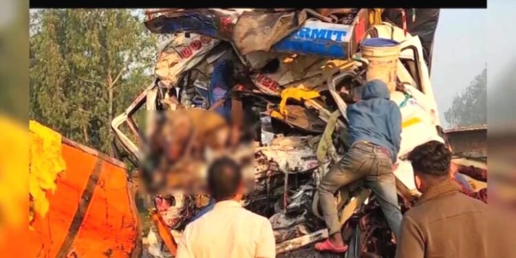 CG Big Road Accident : दो ट्रकों मे आमने – सामने जबरदस्त भिड़ंत के बाद ट्रक बना आग का गोला, दो की मौत 2 घायल