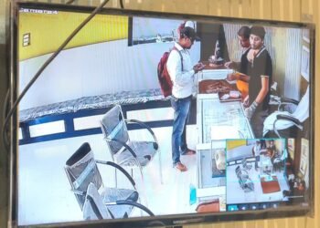 CG News : ज्वेलरी शॉप में दिनदहाड़े चोरी, लाल बैग वाला व्यक्ति सोने की चेन से भरा डिब्बा लेकर हुआ फरार देखे पूरा वीडियो