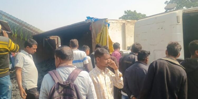 CG Big Road Accident : कोयला लोड ट्रेलर अनियंत्रित होकर घर में घुसी लोगों के दबे होने की आशंका आक्रोशित लोगों ने किया चक्का जाम