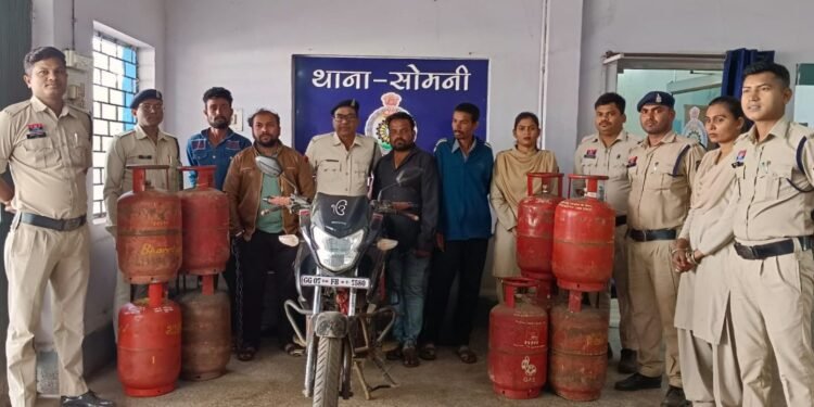 CG Crime : घर-घर घुसकर गैस सिलेंडर चोरी करता था ये गैंग, पुलिस ने सिलेंडर गैंग का किया पर्दाफाश