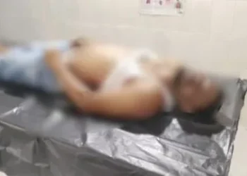 जबरन किस करना युवक को पड़ा भारी लड़की ने अपने दांतों से काट डाली मनचले की जीभ, खून से लथपथ गिरा जमीन पर