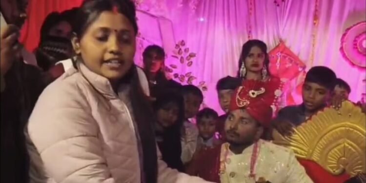 Viral Khabar : शादी में हाई – वोल्टेज ड्रामा जयमाल के बाद स्टेज पर बैठा था दूल्हा तभी पहुंच गई पहली पत्नी जाने फिर क्या हुआ देखे पूरा वीडियो