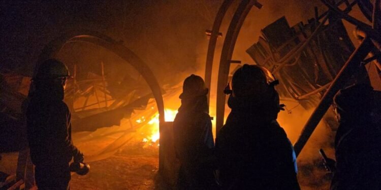 CG News : गद्दा बनाने की फैक्ट्री में लगी भीषण आग, लाखों का सामान जलकर खाक 6 दमकल की गाड़ियों की कड़ी मशक्कत के बाद आग पर पाया काबू