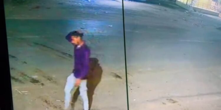 मासूम से रेप के बाद CCTV में कैद हुआ दरिंदा ‘सलमान’, बेख़ौफ़ होकर कर रहा था ये काम, लोग पकड़ने दौड़े तो जंगल में भागा, देखें वीडियो