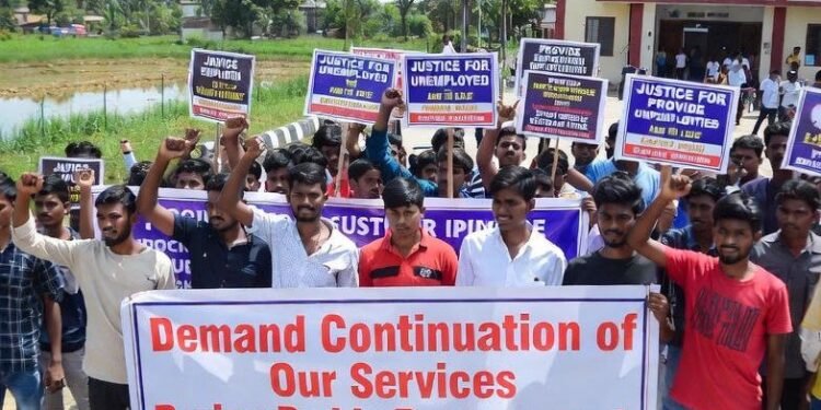 CG News : हड़ताल खत्म होते ही नए ऑपरेटरों की छुट्टी, बेरोजगार युवा फिर सड़क पर, धान खरीदी अवधि तक सेवाएं जारी रखने की मांग तेज