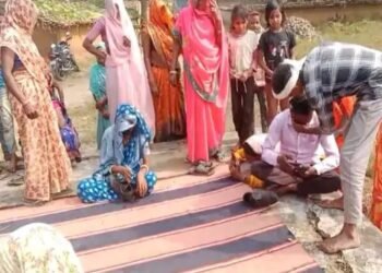 CG : शादीशुदा महिला पर अफेयर का आरोप, ससुराल वालों ने बहू और प्रेमी के चेहरे पर कालिख पोती और जूतों की पहनाई माला कहा …