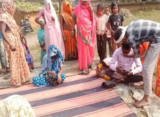 CG : शादीशुदा महिला पर अफेयर का आरोप, ससुराल वालों ने बहू और प्रेमी के चेहरे पर कालिख पोती और जूतों की पहनाई माला कहा …