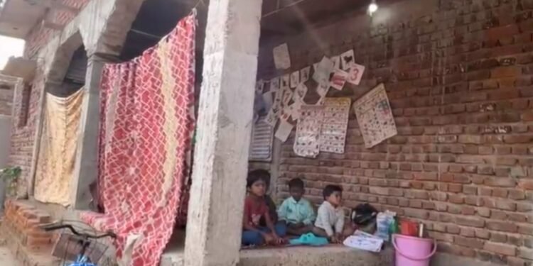 CG News : साड़ी के पर्दे में कैद जर्जर आंगनबाड़ी चबूतरे पर लटका भविष्य, …. चार साल से चबूतरे पर चल रही पढ़ाई