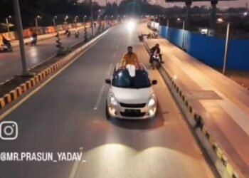 CG Viral Video : चलती कार में छत और बोनट पर बैठकर रील बनाने का खतरनाक स्टंटबाजी, युवक का वीडियो हुआ वायरल