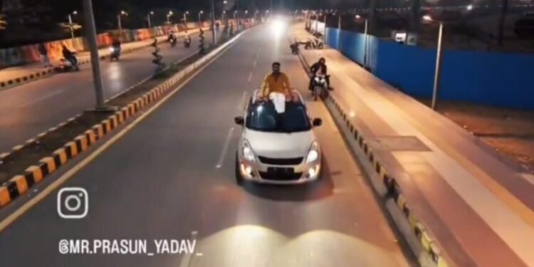 CG Viral Video : चलती कार में छत और बोनट पर बैठकर रील बनाने का खतरनाक स्टंटबाजी, युवक का वीडियो हुआ वायरल