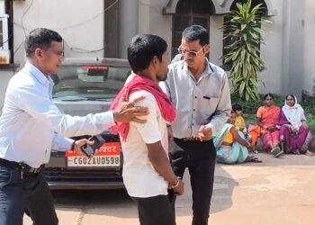 CG : जनदर्शन कार्यक्रम में मचा बवाल, युवक ने डाल दिया खुद पर केरोसिन, पुलिस जवानों ने पकड़ा, जानिये क्या है पूरा मामला