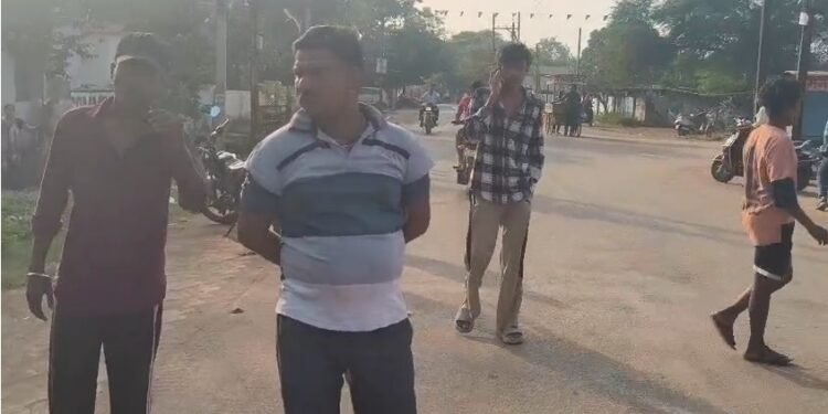 CG Crime : फायरिंग से शहर मे मचा हड़कंप, पुलिस ने शुरू की जांच, गोली के खोखे और दीवार पर मिले निशान