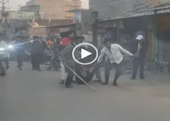 Korba Viral Video : युवक को उसके ही परिजनों ने पड़ोसियों संग मिलकर की पिटाई, हाथ पैर पकड़कर बीच सड़क फेंका देखे वायरल वीडियो