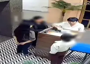 Viral Video : रईसजादे की गंदी हरकत का वीडियो वायरल, रिसेप्शनिस्ट को जबरन गले लगाकर किया Kiss देखे पूरा वीडियो