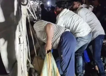 Road Accident : सड़क पर पलटा बीयर से भरा ट्रक, ड्राइवर केबिन में फंसा रहा और भीड़ बोतल लूटने में जुटी रही, बोरी भर के चलते बने लोग