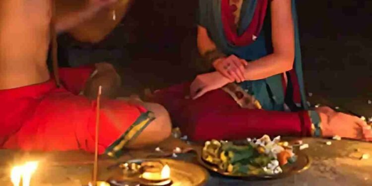 भूत – प्रेत का साया बताकर तांत्रिक ने नाबालिग के उतरवाए कपड़े, फिर किया ऐसा काम, युवती की आवाज सुन कमरे में पहुंचे परिजनों के उड़े होश