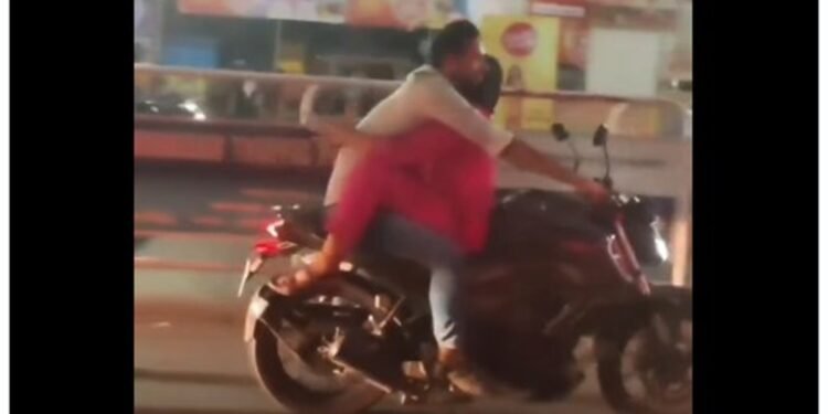 Couple Romance Video : बीच सड़क रोमांस करते कपल का वीडियो वायरल, बाइक पर ऐसा नजारा देख लोगों ने बंद की आंखें