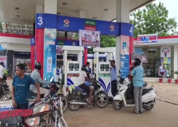 Petrol Diesel Price : 82 रुपए लीटर हुआ पेट्रोल का रेट, डीजल आया 80 रुपए लीटर से नीचे, जानिए 2 दिसंबर को आपके शहर में क्या है दाम