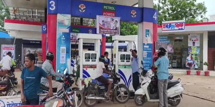 Petrol Diesel Price : 82 रुपए लीटर हुआ पेट्रोल का रेट, डीजल आया 80 रुपए लीटर से नीचे, जानिए 2 दिसंबर को आपके शहर में क्या है दाम