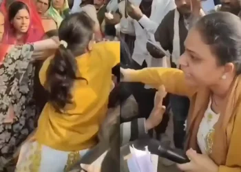 नायब तहसीलदार ने किसान को बाल खींचकर जड़ा तमाचा, महिला अफसर की हरकत देखकर फटी रह गई लोगों की आंखें,