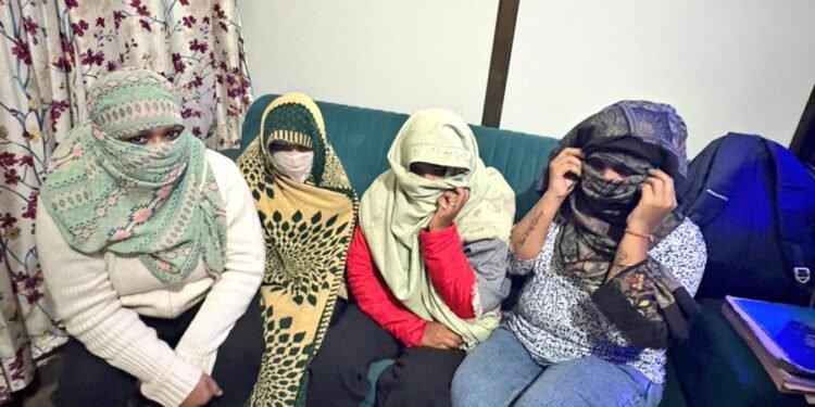 भाजपा नेत्री के फ्लैट में सेक्स रैकेट का भांडाफोड़, 9 युवतियों के साथ संदिग्ध हालत में मिले 4 लड़के, लड़ चुकीं हैं चुनाव