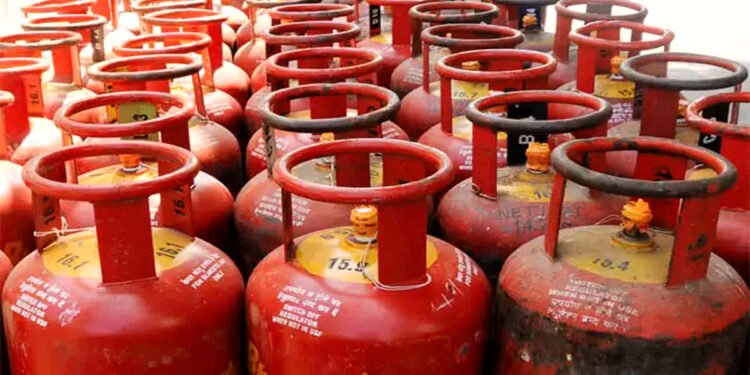 LPG Cylinder Price Update Today : मिल गई खुशखबरी आज से सस्ता हुआ LPG सिलेंडर, जानें नई कीमत देखे पूरा डिटेल