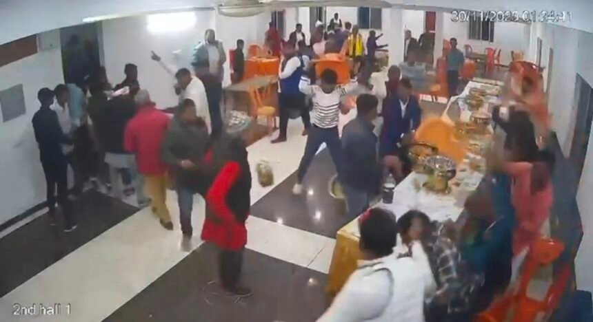 Viral Video : रसगुल्ले की कमी से शादी का मंडप बना अखाड़ा: दूल्हा – दुल्हन पक्षों में जमकर मारपीट, शादी रद्द देखे पूरा वीडियो